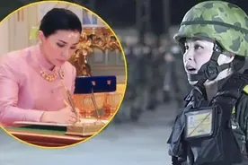 太累了！苏提达为了取悦泰王，穿着小背心抱狗，还单手拎起行李包图片