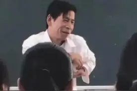 广东一老师路上捡到奶猫，进教室疯狂炫耀，网友：男人至死是少年图片