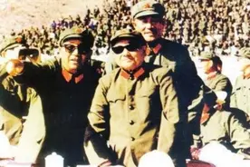 1981年华北军演，邓小平亲临检阅部队，军演规模之大震惊世界图片