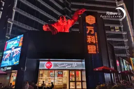 集吃喝玩为一体的“潮玩街区”，里面美味多多图片