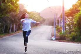 我结婚，前男友托人给我包裹，我随手放箱底，几年后打开我红了眼图片