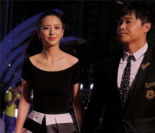 佟丽娅屡传婚变后正式表态,和老公陈思诚互动秀恩爱