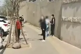 狂飙脏话！北京12岁男孩冲防志愿者扔石头，大骂：给你妈骨灰扬了！图片