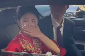 河北一新娘出嫁当天全程忍着不哭，准备离开时眼泪再也绷不住了图片