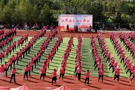 长白山池西区第八届“全民健身 快乐舞蹈”千人广场舞大赛开赛图片
