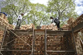 每户补贴两万起，农村危房将持续改造，三大问题农民需注意图片