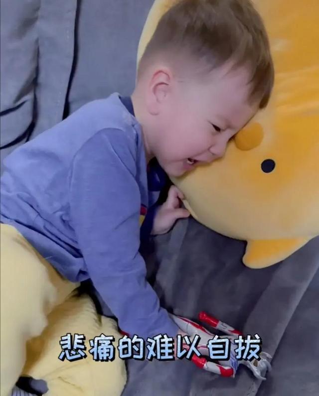 “奥特曼被绿头怪揍”刷爆全网，网友：人类幼崽的反应亮了！笑喷