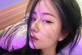 小说：我去小卖部买烟，美艳老板娘低声约我：后天我和你一起进货图片