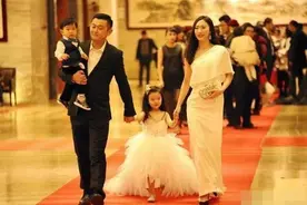 幼儿园毕业典礼办成“晚会”，家长带娃盛装出席，网友：真有钱图片