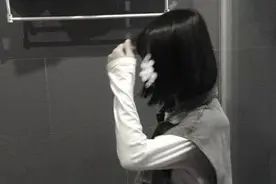 最近朋友圈超火句：各走各的路，各受各的苦图片