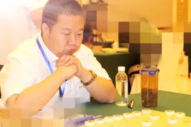 业余界王天一，连弃车马杀曹岩磊，世上进攻最猛男人，看看他是谁图片