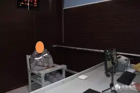 你要干啥? 济南一男子酒后爬上电线杆"走钢丝"图片