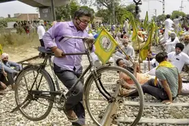印度农民抗议升级，烧照片逼停28列火车，莫迪政府只能低头图片