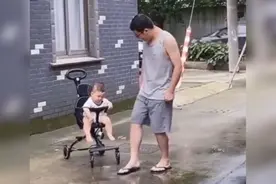萌娃看爸爸“表演”踩水乐得笑声不停，网友：是男人间简单的快乐图片