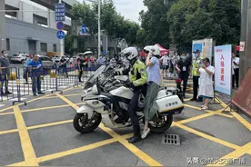 高考学生考试结束先来谢交警图片