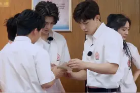 《密室大逃脱》嘉宾吃剩饭，当镜头放大五倍后，是否假吃一目了然图片