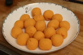 家人最喜欢吃的红薯丸子，外皮焦脆又软糯，一上桌就被抢光图片