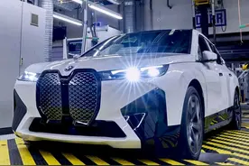 厂区实拍宝马X8，中网尺寸再次加大，4.4T+四驱，真霸气图片