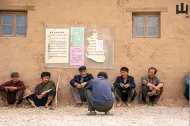 《山海情》首播品质高，3大配角抢戏，张嘉益的老腰直起来了图片