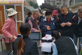 “老年便民餐车”进小区 老人在家门口吃上暖心营养膳食图片