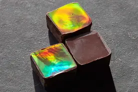 不加色素做出彩虹色的巧克力，科学家浪漫起来也太硬核了图片