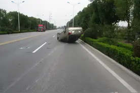 江苏镇江：路口随意变道 轿车被撞起“飞”图片