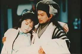 阿紫为何推开众人，抱萧峰跳下山崖？你看看萧峰当初对她做了什么图片