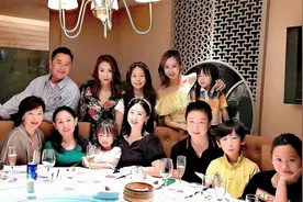 众港星全家定居内地！陈浩民翁虹等上海聚会，12人同台吃饭太热闹图片