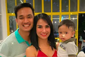 28岁印尼歌手和丈夫车祸去世，仅1岁儿子幸存，现场曝光满地残骸图片