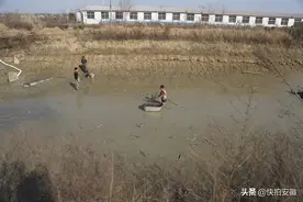 抽干水后逮上来一条10斤重大黑鱼，鱼塘主火了：这塘鱼都被它吃了图片