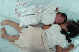 趁着头胎还小抓紧生二胎？“一起带大”并不轻松，许多夫妻没想到图片