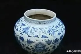 老奶奶拿咸菜罐子鉴宝，专家：您站稳，我估价，老奶奶当场哭了图片