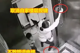 男孩拿跳绳刚进电梯，却发生危险一幕！图片
