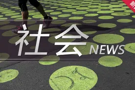 女生爬上顶楼天台不幸高坠 经抢救无效身亡图片