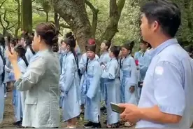 许妈穿青衣做公益，杜妈穿红裙游北京，有人想起姚策，想起爱心款图片