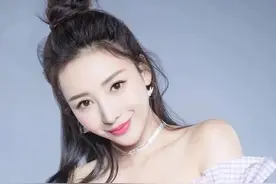 柳岩真敢穿，故意穿小一号礼服裙，勒出后背赘肉，120斤太真实了图片