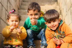 “管好你儿子，别再亲我女儿”，宝妈吐槽被怼，如何给娃性教育？图片