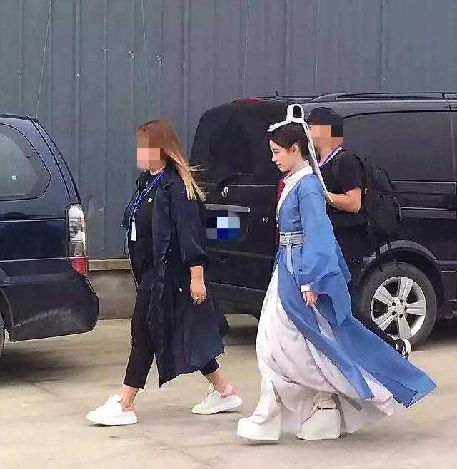 耳朵前鬓角下鸡皮疙瘩红印 耳朵前鬓角下鸡皮疙瘩红印