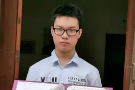 茂名一中学子不负众望考上清华大学，镇委书记带队上门发奖学金图片