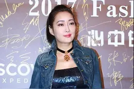 孟广美虽到了大婶的年纪，却拥有“傲人”的身材，穿搭时髦又减龄图片
