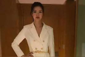 张常宁罕见开叉长裙，直接开到大腿根部，身材丰满，大白腿吸睛图片