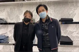 刘嘉玲夫妇移居上海？梁朝伟逛商场被偶遇，背手拍照好像老干部图片
