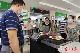 智慧监测就餐人数分时段炒菜、边角料变小菜、不来吃饭提前报，食堂减少“舌尖浪费”使出三十六计图片