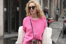 羽绒服里面穿什么美？配运动套装舒适时髦，搭毛衣加裙子优雅时尚图片