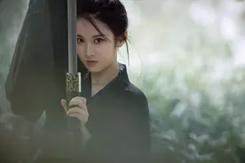 张慧雯 黑色古装飘逸感十足，搭配一柄长剑干净利落，飒气十足图片