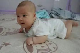 “三翻六坐”，宝宝到这个月龄还不会翻身，可能是发育迟缓了图片
