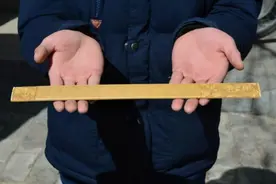 跪着的老师教不出站着的学生！教育部门出手了，老师惩戒学生合法图片