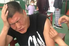 哭笑不得！安徽一男子打疫苗紧张成表情包，闭眼大喊“妹妹轻点”图片