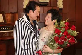 老戏骨与男友爱情长跑43年，65岁才结婚，今却与小32岁男星演情侣图片
