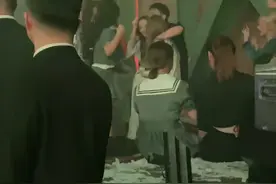 王思聪现身杭州知名酒吧，左拥右抱带着两位美女蹦迪图片